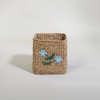 cesta de almacenaje con flores bordadas