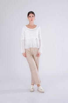 suéter de algodón con punto de encaje y volantes off white l