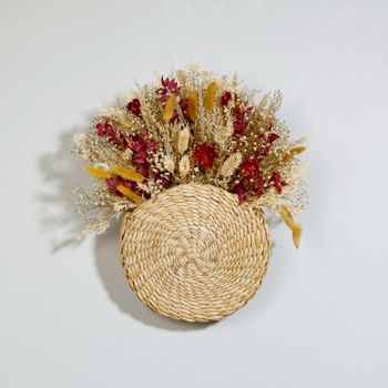 Cesta de abacá y flores secas para decorar la pared 39x43 cm