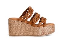 zapatilla de tres tiras sobre cuna de rafia tan