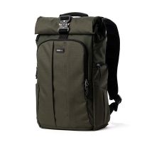 mochila think tank focuspoint 22l verde con compartimento para portatil de 14 y proteccion lluvia