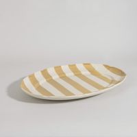 plato de presentacion ovalado de ceramica con rayas blancas y ocres