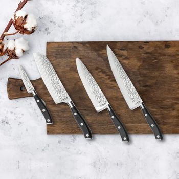 Cuchillo santoku 18 cm con protección  negro