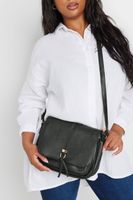 bolso negro con solapa y borla