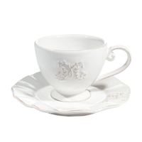 taza y platillo de te de loza blanca