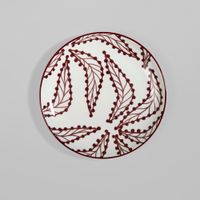 plato de postre de ceramica blanca con hojas berenjena