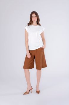 camiseta con aplicaciones de flores en el bolsillo. off white