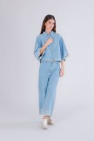 camisa vaquera cropped con bordado en las mangas light blu s