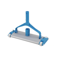 limpiafondos flexible con 8 ruedas para piscinas  dimensiones de 33 x 18 cm  fabricado en polietileno de alta flexibilidad  conexion para manguera de o 38 cm  sistema de fijacion por clip de o