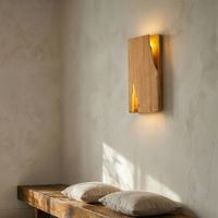 lampara de pared de madera marron