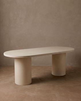 Mesa de comedor ovalada de microcemento en tono blanco roto 160x75cm