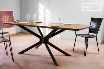 Mesa de comedor de madera y latón