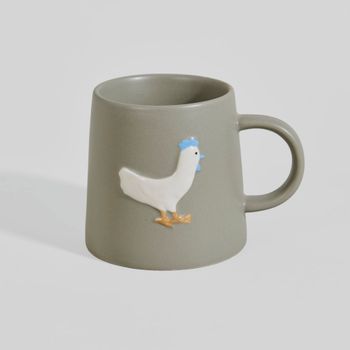 Taza de gres gris con gallina en relieve
