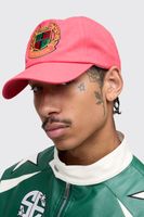 gorra con bordado universitario rojo