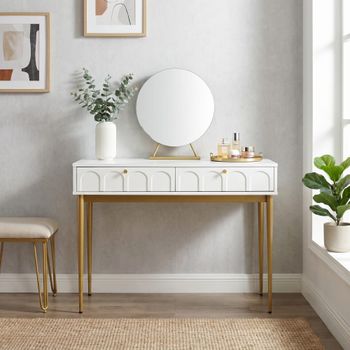 Cómoda blanca y dorada con un diseño elegante.