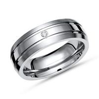 anillo moderno parcialmente pulido titanio con diamante