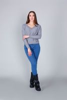 sueter de cuello en v con pedreria en las mangas grey