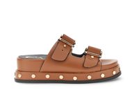 sandalias estilo monk con tachuelas en piel efecto becerro tan