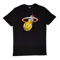 camiseta manga corta miami heat nba sky print de new era en negro