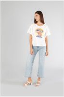camiseta de manga corta con estampado de mujer con sombrero white