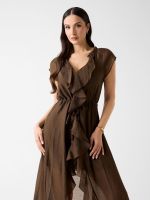 vestido largo con volantes