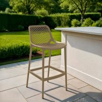 taburete para exterior con resplado en plastico barro