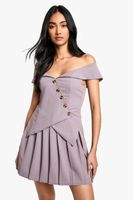 vestido mini plisado con escote bardot y raya diplomatica beige