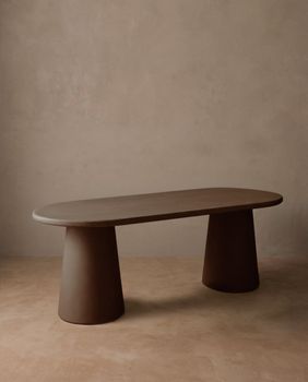Mesa de comedor ovalada de microcemento tono marrón 220x75cm