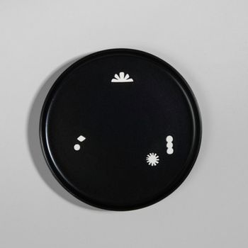 Plato de postre de gres negro con motivos