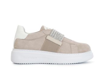 zapatos slip-on de ante con banda de pedrería ecru
