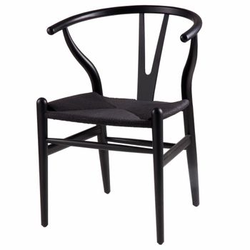Silla de comedor nórdica con estructura y asiento negros.