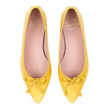 Bailarina con punta alargada, en piel labrada acharolada amarillo y cordón grueso.