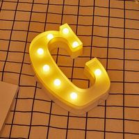 letra led c iluminada con luz blanca calida altura 22cm funcionamiento a pilas 2aa