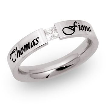 Anillo de acero inoxidable brillante con grabado láser incluido