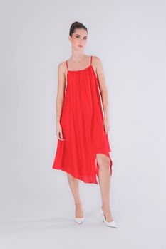 vestido asimétrico con tirantes finos red