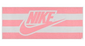 Toalla  strong de piscina nike club aoj 173 cm x 71 cm rosa  strong