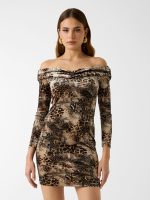 vestido estampado animal con hombros descubiertos