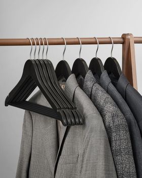 100 perchas de madera con ranuras de color negro