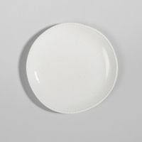 plato de postre de ceramica blanca con borde de perlas