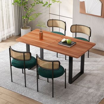 Juego de 4 sillas con respaldo de ratán y asiento de terciopelo verde.