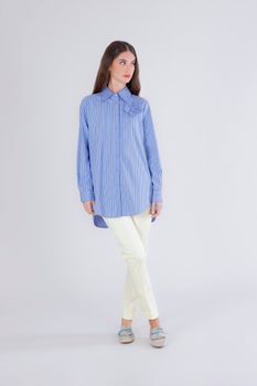 camisa de rayas con apliques de flores light blue striped