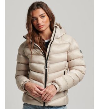 Superdry para mujer. W5011593A Cazadora acolchada con capucha Fuji beige (S), Casual, Poliéster