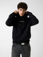 sudadera con capucha y logotipo