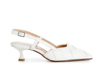 zapato de salón con tira en la parte trasera y parte superior de piel trenzada off white
