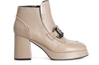 botin de mujer de napa con bocado de caballo taupe