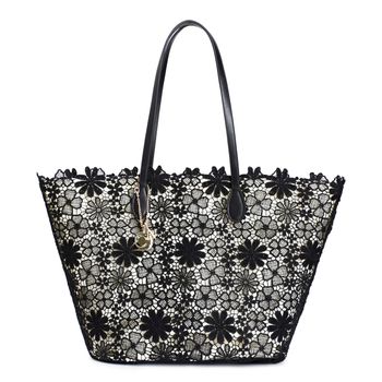 bolso shopping de encaje con charm de metal black