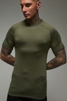 camiseta tall man active ligera de ranglan ajustada al musculo con estampado essentials verde