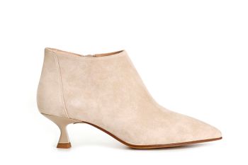 botines cónicos de piel con cremallera lateral y tacón medio ecru