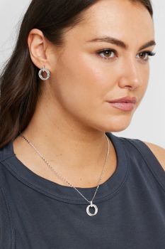 Conjunto De Collar Y Pendientes Plateados Diseño Aro