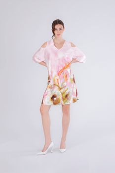 vestido corto con aberturas en los hombros en satén estampado pink gradient flower